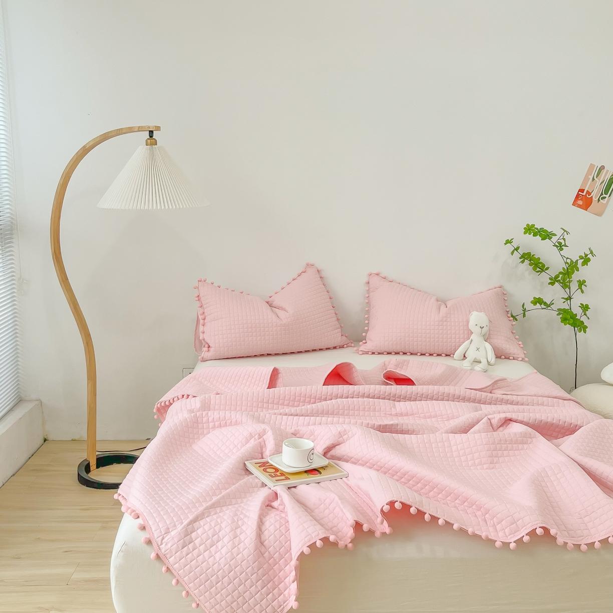 91家纺网 家纺一手货源 找家纺 乐卧 2026新款球球边水洗棉夏凉被-乐趣 软桃粉