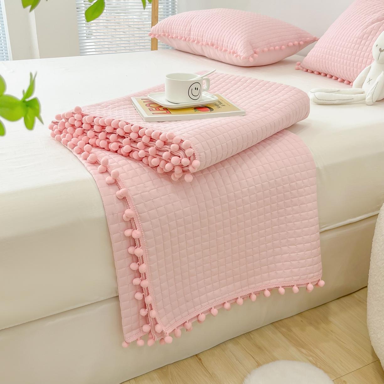 91家纺网 家纺一手货源 找家纺 乐卧 2026新款球球边水洗棉夏凉被-乐趣 软桃粉