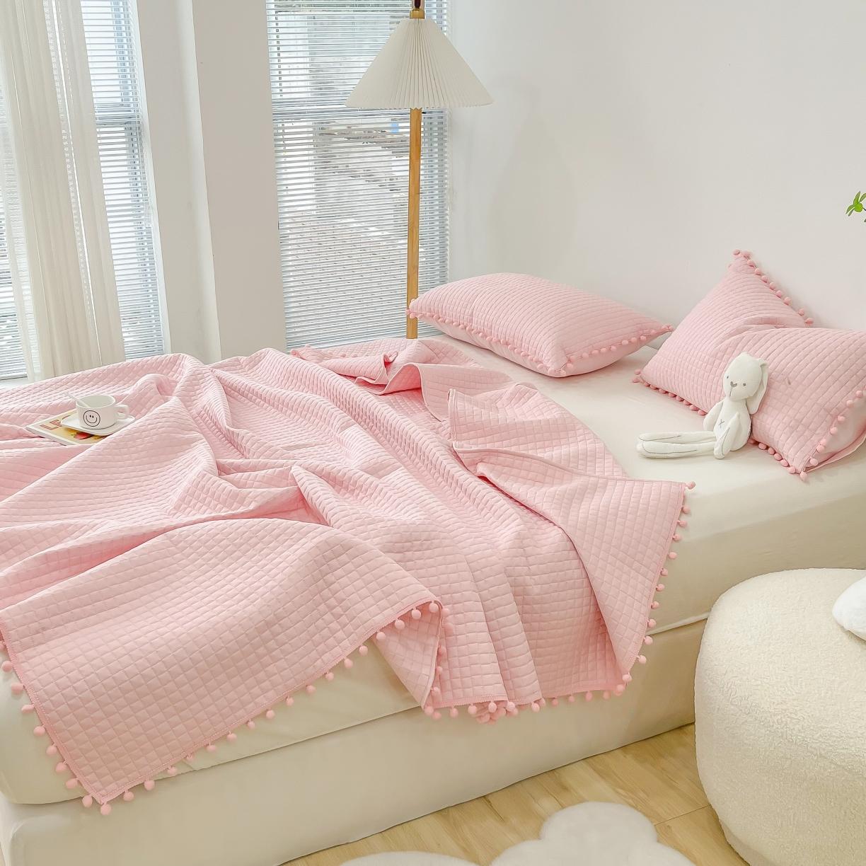 91家纺网 家纺一手货源 找家纺 乐卧 2026新款球球边水洗棉夏凉被-乐趣 软桃粉