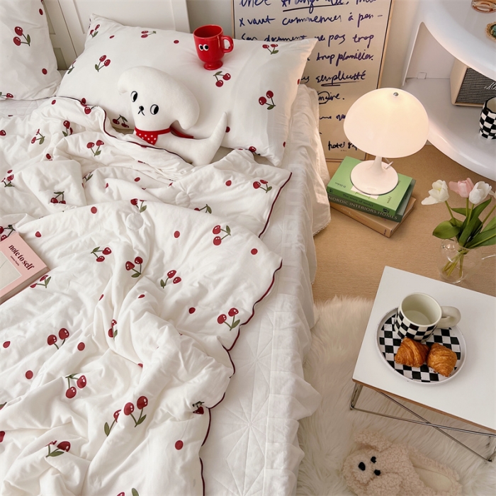 91家纺网 家纺一手货源 找家纺 星期八 2022新款卡通针织棉夏被 小樱桃