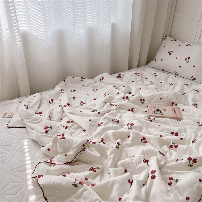 91家纺网 家纺一手货源 找家纺 星期八 2022新款卡通针织棉夏被 小樱桃