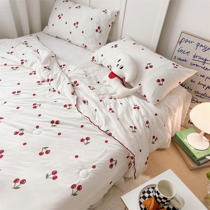 91家纺网 家纺一手货源 找家纺 星期八 2022新款卡通针织棉夏被 小樱桃