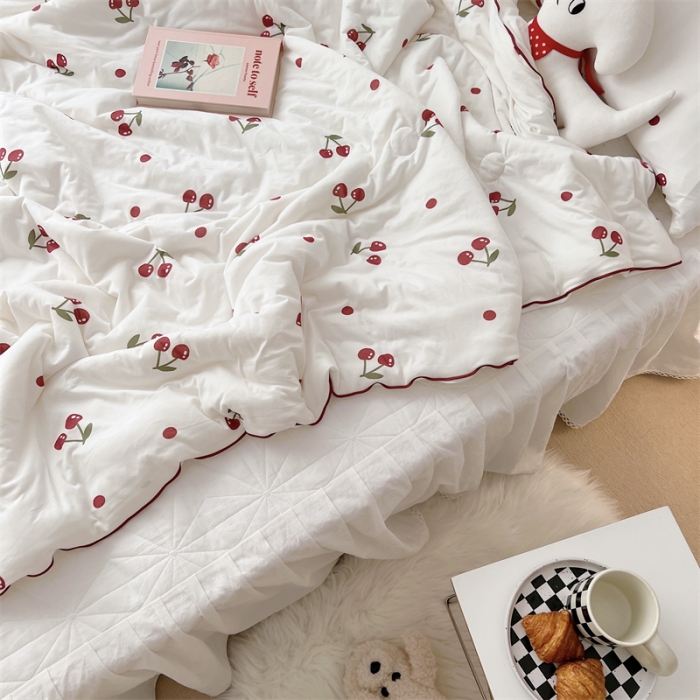 91家纺网 家纺一手货源 找家纺 星期八 2022新款卡通针织棉夏被 小樱桃