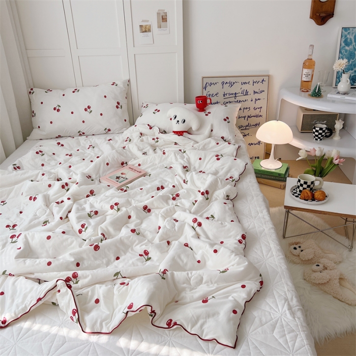 91家纺网 家纺一手货源 找家纺 星期八 2022新款卡通针织棉夏被 小樱桃