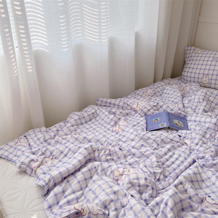 91家纺网 家纺一手货源 找家纺 星期八 2022新款卡通针织棉夏被 蓝格小兔