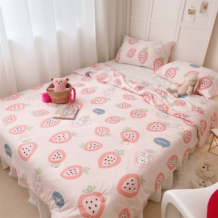 91家纺网 家纺一手货源 找家纺 星期八 2022新款卡通针织棉夏被 草莓兔