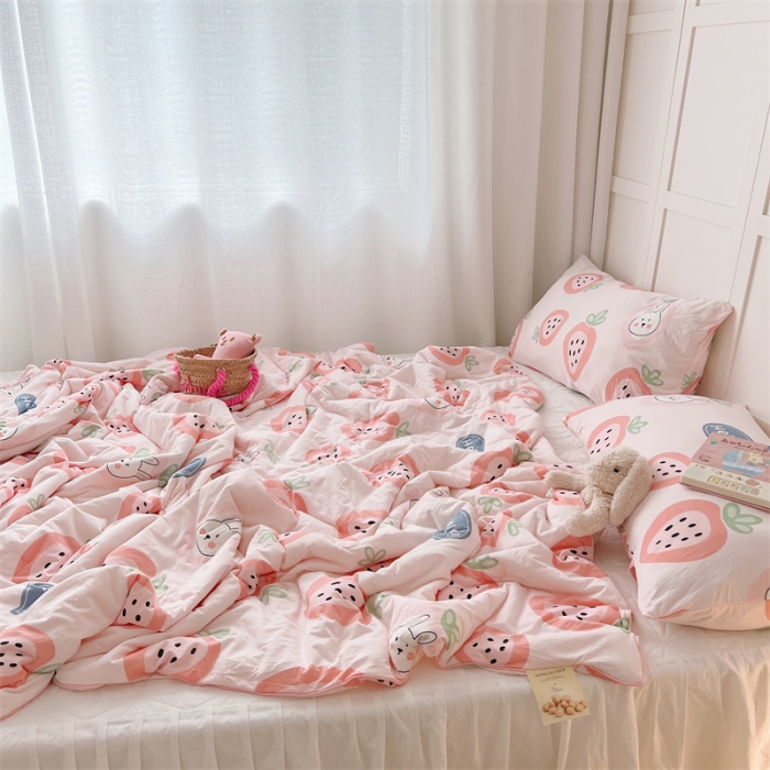 91家纺网 家纺一手货源 找家纺 星期八 2022新款卡通针织棉夏被 草莓兔