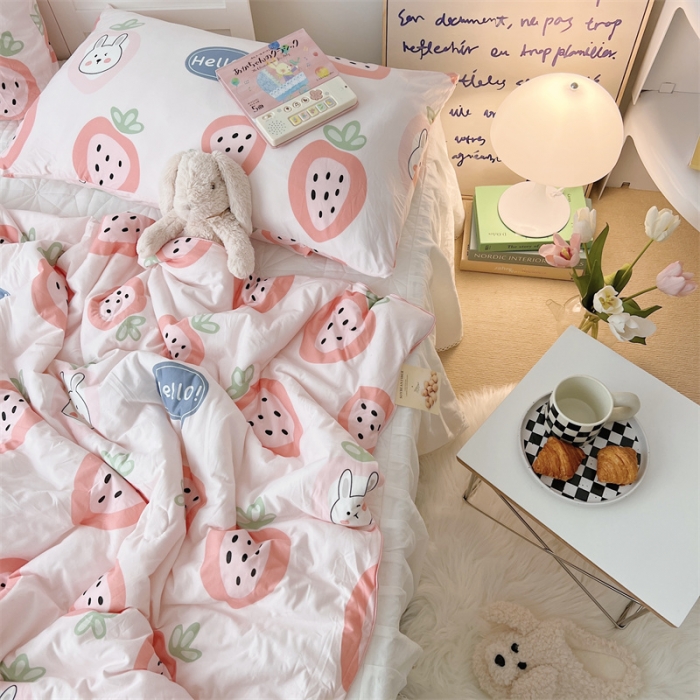 91家纺网 家纺一手货源 找家纺 星期八 2022新款卡通针织棉夏被 草莓兔