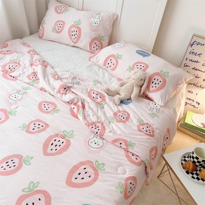 91家纺网 家纺一手货源 找家纺 星期八 2022新款卡通针织棉夏被 草莓兔