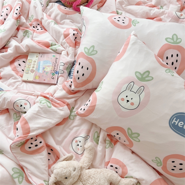 91家纺网 家纺一手货源 找家纺 星期八 2022新款卡通针织棉夏被 草莓兔