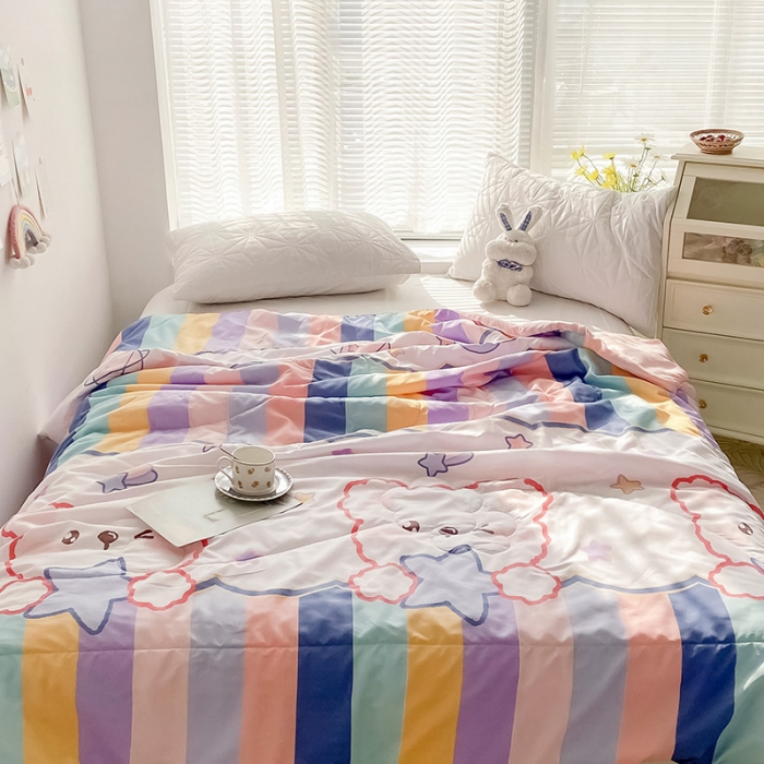 91家纺网 家纺一手货源 找家纺 寐居 2022新款亲肤小花边水洗棉单夏被 彩虹熊