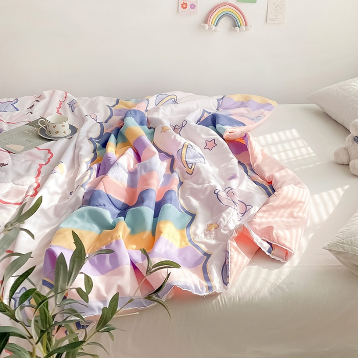 91家纺网 家纺一手货源 找家纺 寐居 2022新款亲肤小花边水洗棉单夏被 彩虹熊