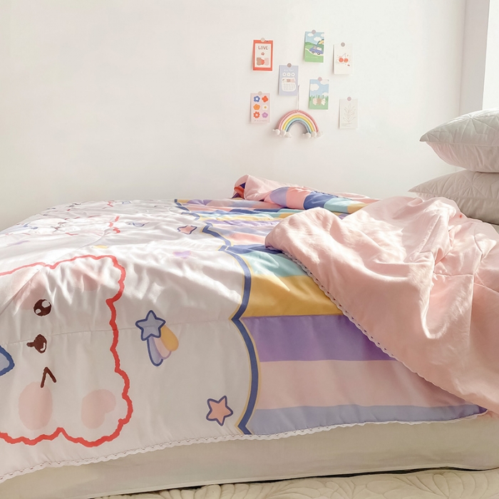 91家纺网 家纺一手货源 找家纺 寐居 2022新款亲肤小花边水洗棉单夏被 彩虹熊