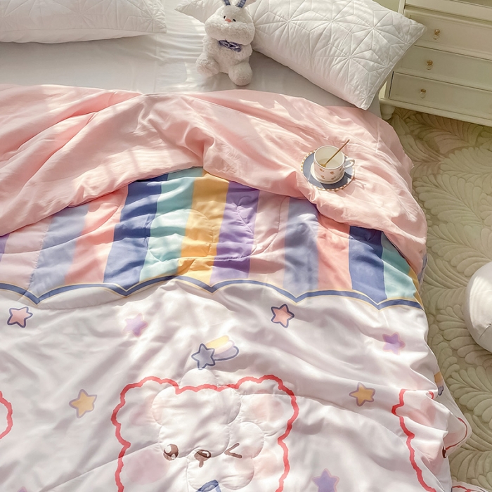 91家纺网 家纺一手货源 找家纺 寐居 2022新款亲肤小花边水洗棉单夏被 彩虹熊