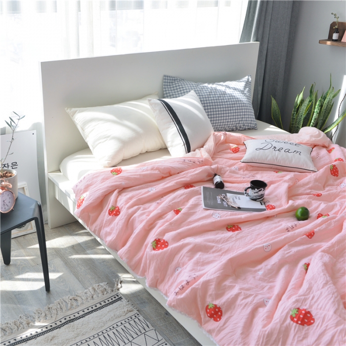 91家纺网 家纺一手货源 找家纺 寐居 2022新款亲肤小花边水洗棉单夏被 草莓粉
