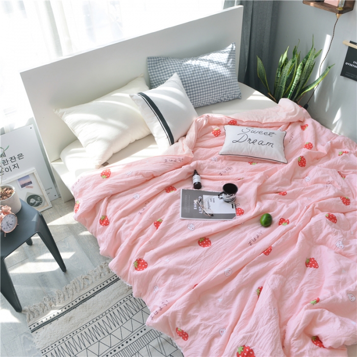 91家纺网 家纺一手货源 找家纺 寐居 2022新款亲肤小花边水洗棉单夏被 草莓粉