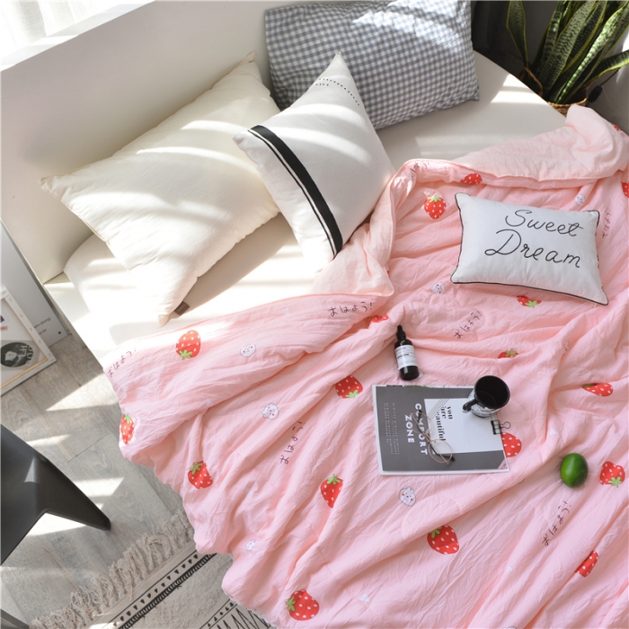 91家纺网 家纺一手货源 找家纺 寐居 2022新款亲肤小花边水洗棉单夏被 草莓粉
