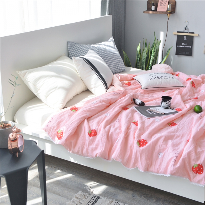 91家纺网 家纺一手货源 找家纺 寐居 2022新款亲肤小花边水洗棉单夏被 草莓粉