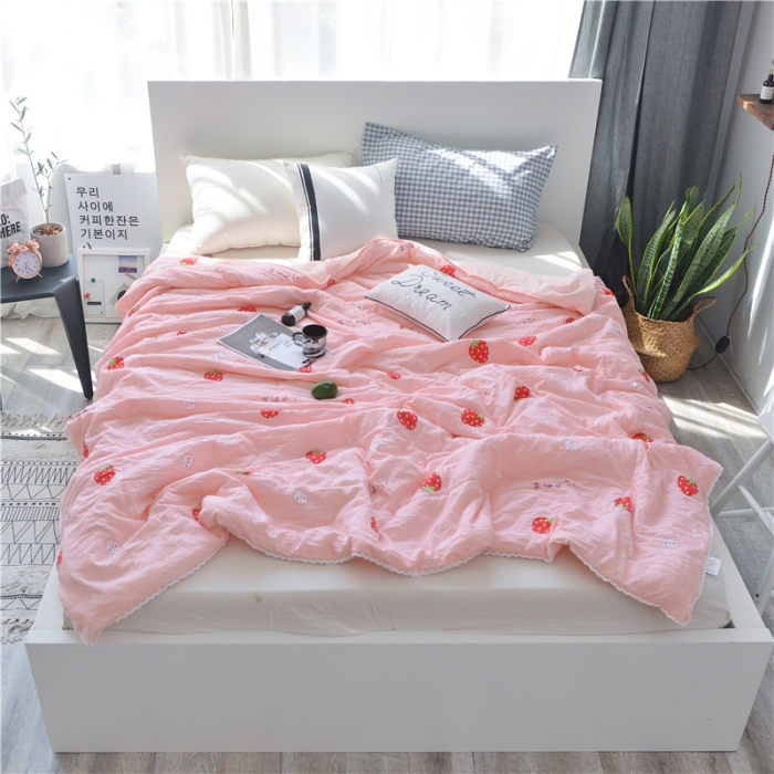 91家纺网 家纺一手货源 找家纺 寐居 2022新款亲肤小花边水洗棉单夏被 草莓粉