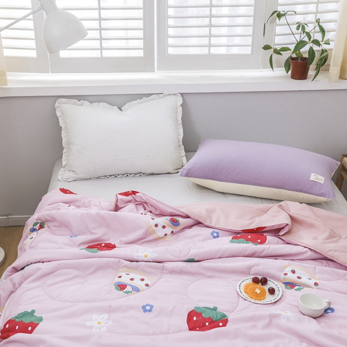 91家纺网 家纺一手货源 找家纺 寐居 2022新款亲肤小花边水洗棉单夏被 草莓甜心