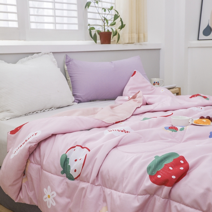 91家纺网 家纺一手货源 找家纺 寐居 2022新款亲肤小花边水洗棉单夏被 草莓甜心