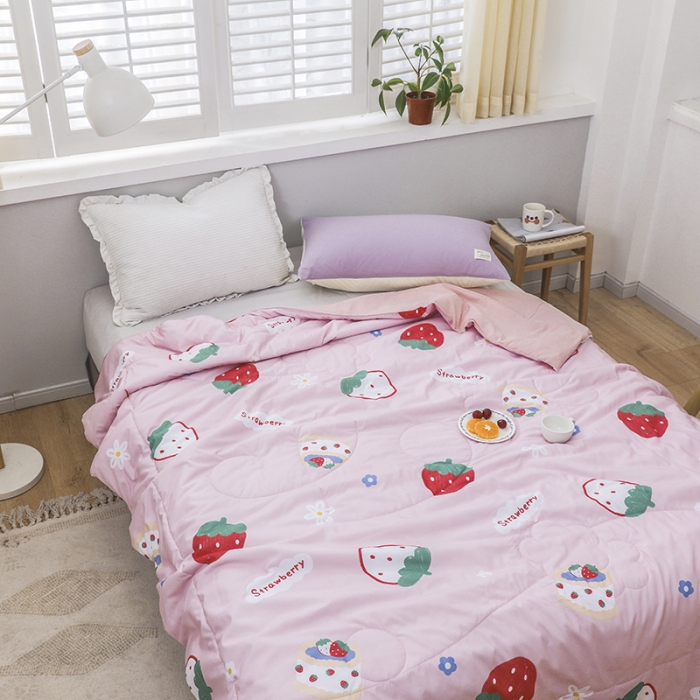 91家纺网 家纺一手货源 找家纺 寐居 2022新款亲肤小花边水洗棉单夏被 草莓甜心