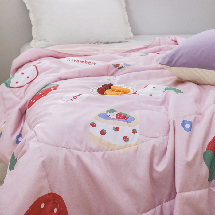 91家纺网 家纺一手货源 找家纺 寐居 2022新款亲肤小花边水洗棉单夏被 草莓甜心