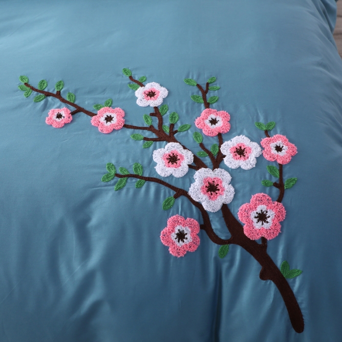 91家纺网 家纺一手货源 找家纺 2022晶缦全棉13372纯色毛巾绣绣花四件套 桃花朵朵湖蓝