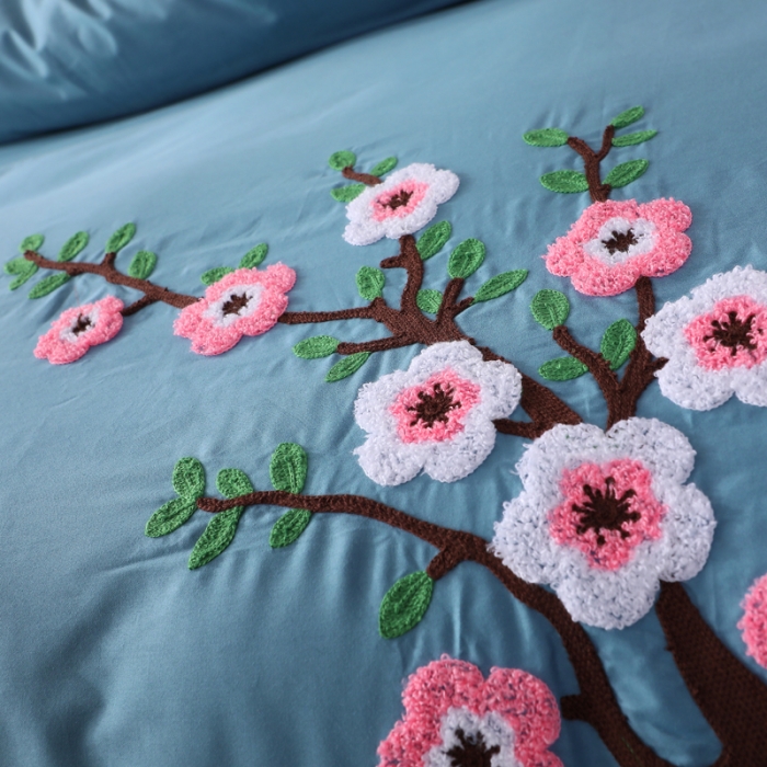 91家纺网 家纺一手货源 找家纺 2022晶缦全棉13372纯色毛巾绣绣花四件套 桃花朵朵湖蓝