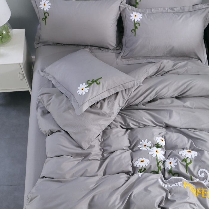 91家纺网 家纺一手货源 找家纺 2022晶缦全棉13372纯色毛巾绣绣花四件套 夏花绽放灰色