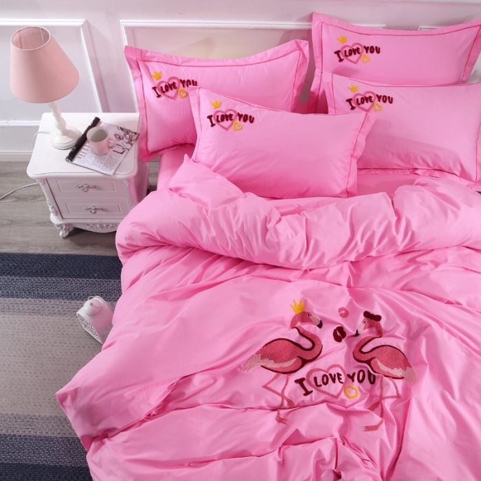 91家纺网 家纺一手货源 找家纺 2022晶缦全棉13372纯色毛巾绣绣花四件套 幸福烈鸟粉