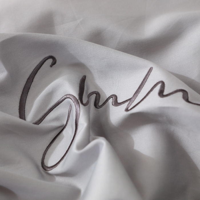 91家纺网 家纺一手货源 找家纺 晶缦 2022新款全棉纯色60S贡缎长绒棉绣花四件套 洛拉-奥丁灰