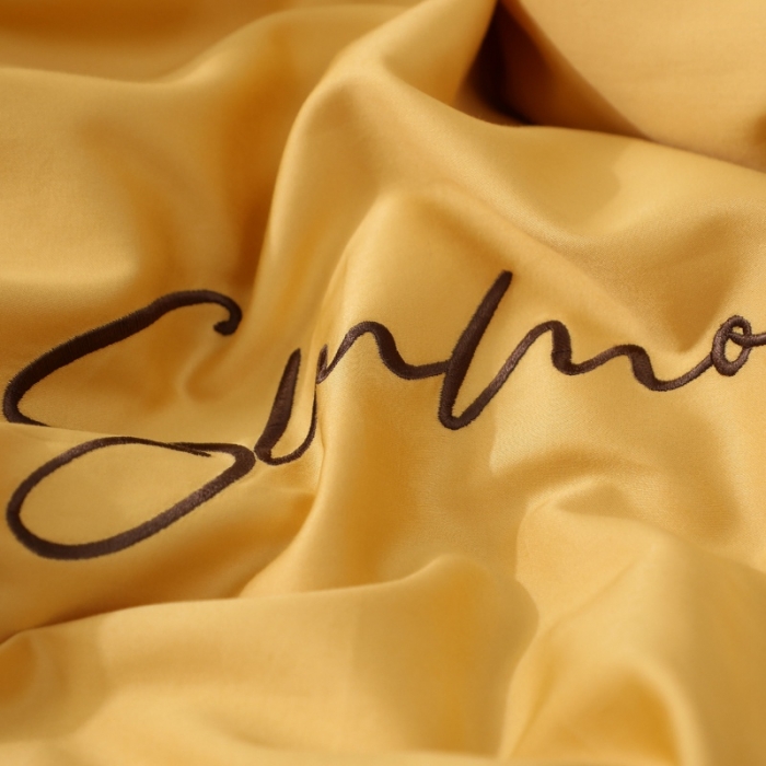 91家纺网 家纺一手货源 找家纺 晶缦 2022新款全棉纯色60S贡缎长绒棉绣花四件套 洛拉-黄色