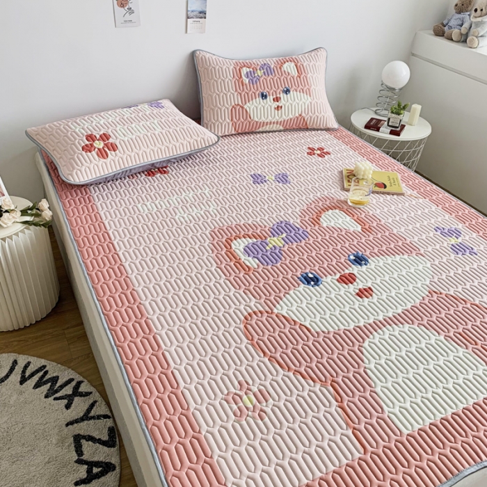 91家纺网 家纺一手货源 找家纺 佰亿莱 2024新款数码印花大版乳胶软凉席三件套 宝莉熊-粉