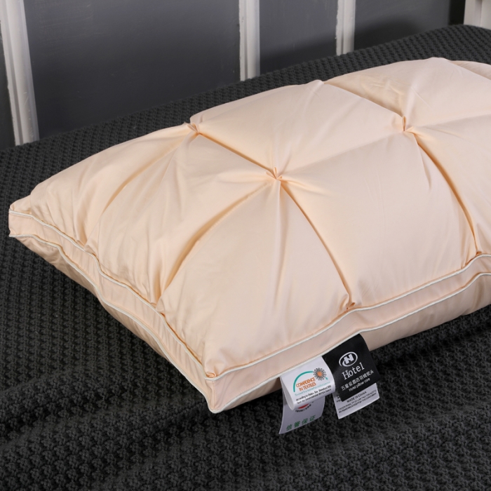 91家纺网 家纺一手货源 找家纺 羽仙子 2023新款面包款80支柔赛丝三层枕芯金色