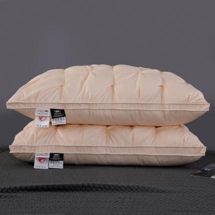 91家纺网 家纺一手货源 找家纺 羽仙子 2023新款扭花款80支柔赛丝三层枕芯金色