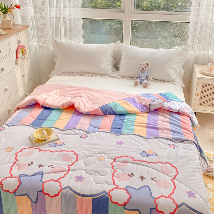 91家纺网 家纺一手货源 找家纺 寐居家纺 2022新款水洗棉小花边单夏被 彩虹熊