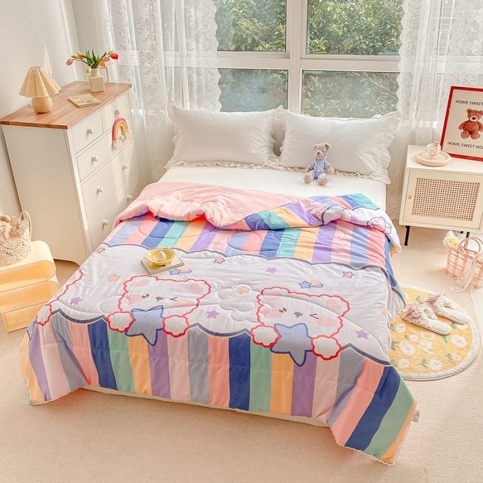 91家纺网 家纺一手货源 找家纺 寐居家纺 2022新款水洗棉小花边单夏被 彩虹熊