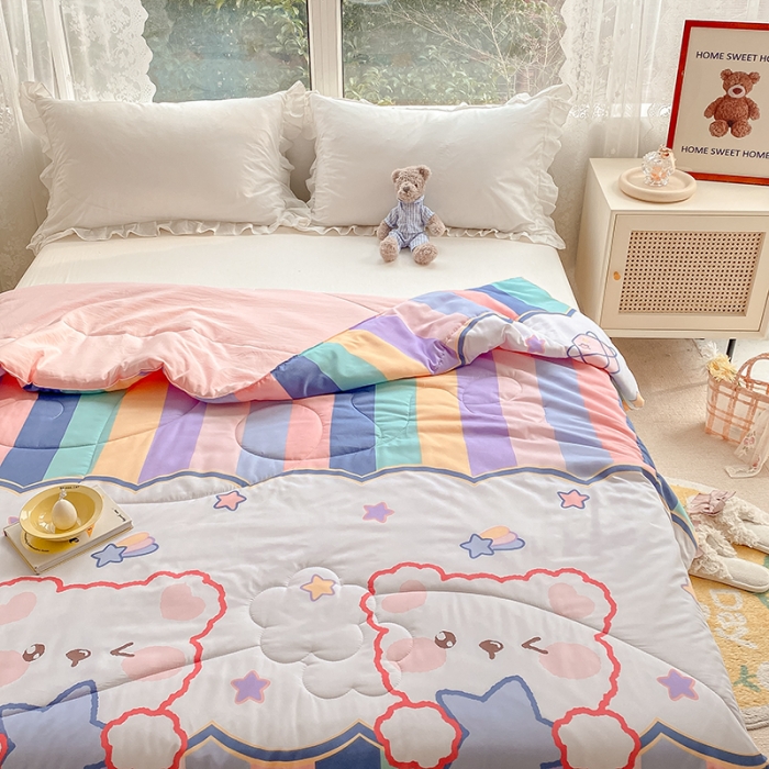 91家纺网 家纺一手货源 找家纺 寐居家纺 2022新款水洗棉小花边单夏被 彩虹熊