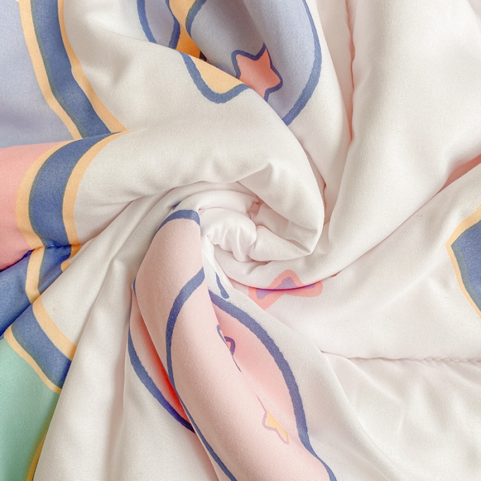 91家纺网 家纺一手货源 找家纺 寐居家纺 2022新款水洗棉小花边单夏被 彩虹熊