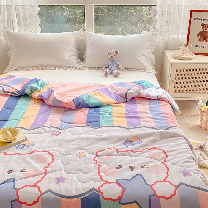 91家纺网 家纺一手货源 找家纺 寐居家纺 2022新款水洗棉小花边单夏被 彩虹熊