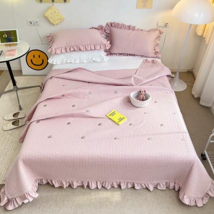 91家纺网 家纺一手货源 找家纺 漫调ins风韩版荷叶边水洗全棉绗缝刺绣夏被床盖三件套泰迪豆沙