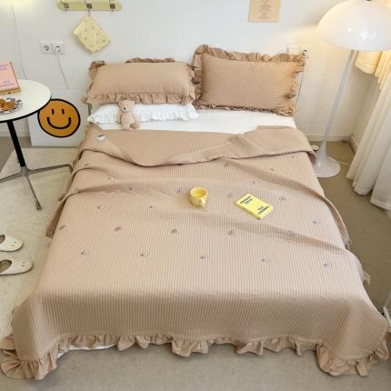 91家纺网 家纺一手货源 找家纺 漫调ins风韩版荷叶边水洗全棉绗缝刺绣夏被床盖三件套泰迪卡其