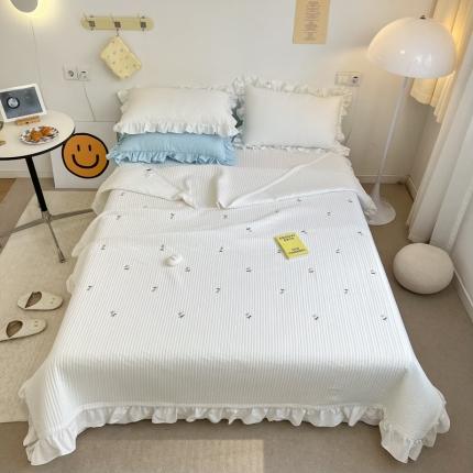 91家纺网 家纺一手货源 找家纺 漫调ins风韩版荷叶边水洗全棉绗缝刺绣夏被/床盖三件套小花白