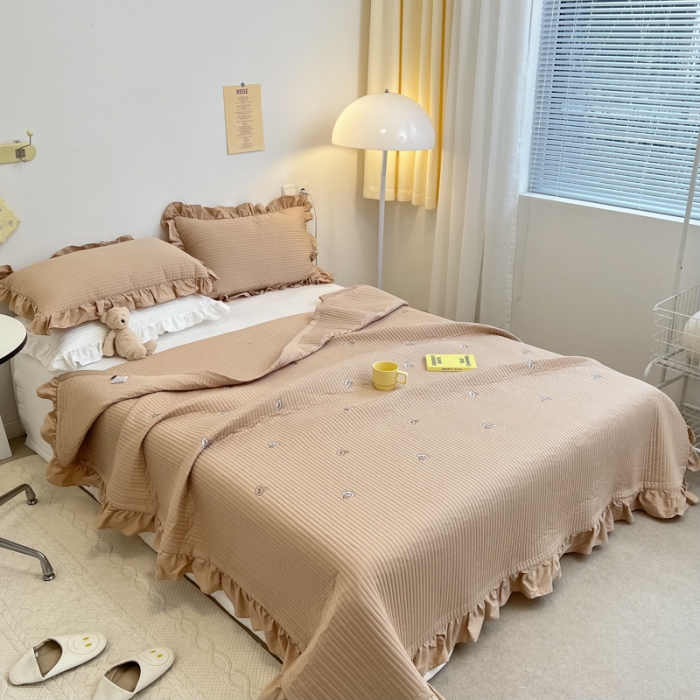 91家纺网 家纺一手货源 找家纺 漫调ins风韩版荷叶边水洗全棉绗缝刺绣夏被床盖三件套泰迪卡其