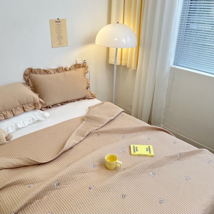 91家纺网 家纺一手货源 找家纺 漫调ins风韩版荷叶边水洗全棉绗缝刺绣夏被床盖三件套泰迪卡其