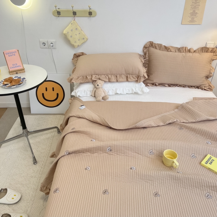 91家纺网 家纺一手货源 找家纺 漫调ins风韩版荷叶边水洗全棉绗缝刺绣夏被床盖三件套泰迪卡其