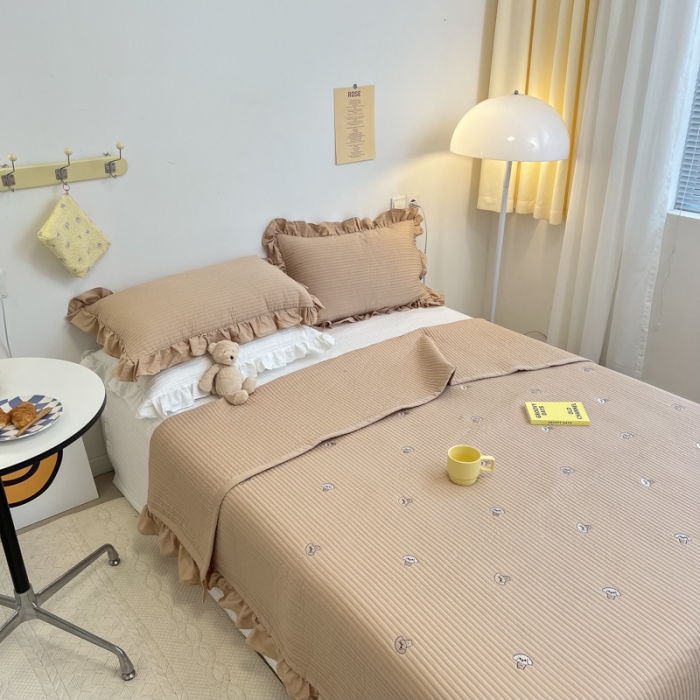 91家纺网 家纺一手货源 找家纺 漫调ins风韩版荷叶边水洗全棉绗缝刺绣夏被床盖三件套泰迪卡其