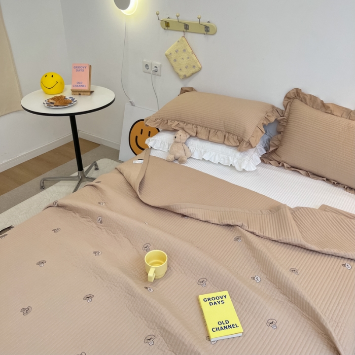 91家纺网 家纺一手货源 找家纺 漫调ins风韩版荷叶边水洗全棉绗缝刺绣夏被床盖三件套泰迪卡其