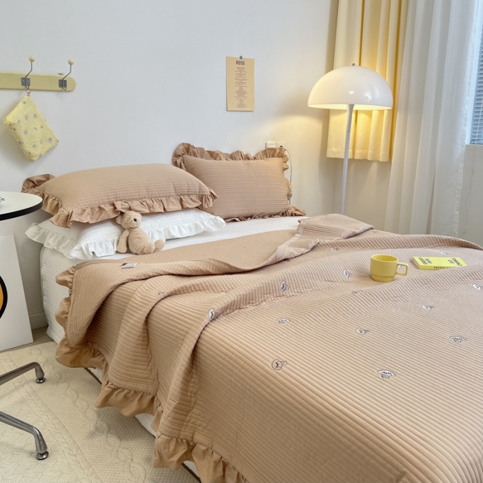 91家纺网 家纺一手货源 找家纺 漫调ins风韩版荷叶边水洗全棉绗缝刺绣夏被床盖三件套泰迪卡其